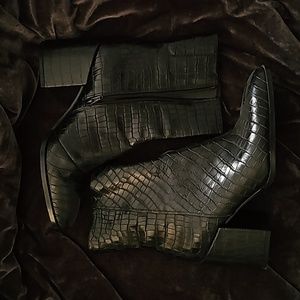 Vionic boots black 9.5